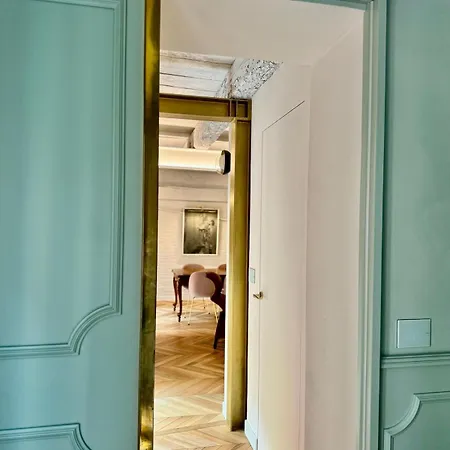 Deluxe Fine Art Historic Centre Apartment